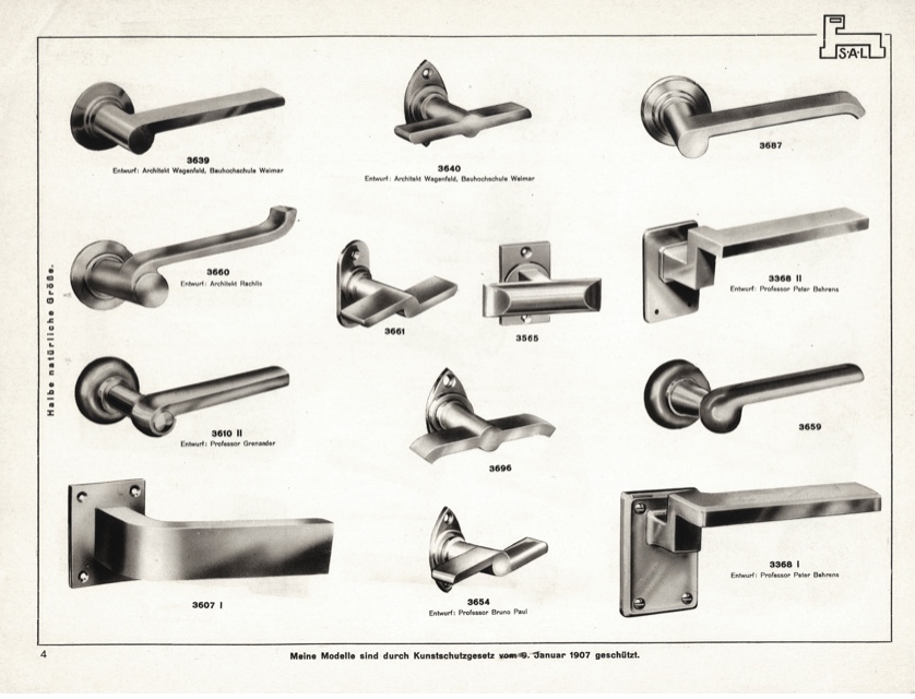 Rysunek to kopia dawnej broszury producenta klamek. Na archiwalnej rycinie widać 13 różnych modeli klamek do zastosowania w drzwiach i oknach. Każdy model ma nadany numer seryjny oraz projektanta danego modelu. 